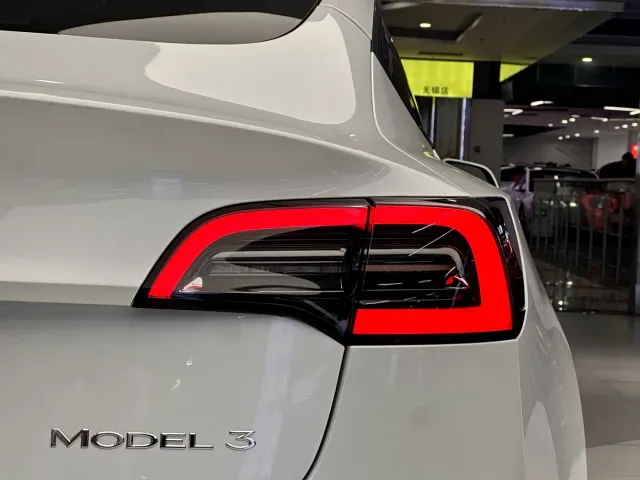 Tesla Model 3 — Фото автомобиля 9