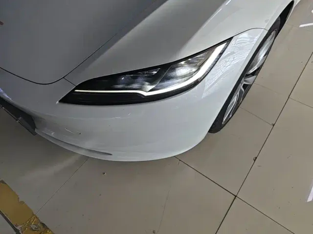 Tesla Model 3 — Фото автомобиля 23