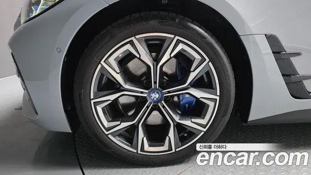 BMW i4 — Фото автомобиля 5