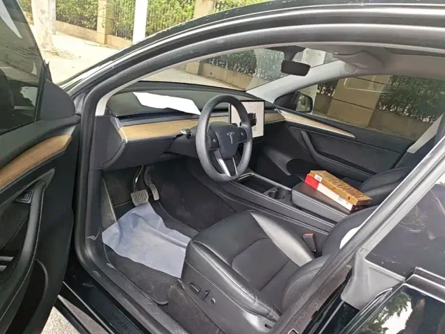 Tesla Model Y — Фото автомобиля 15