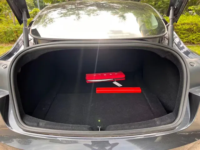 Tesla Model 3 — Фото автомобиля 17