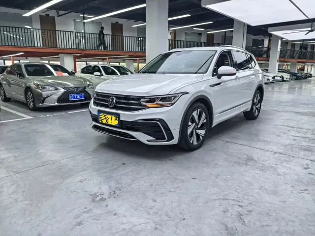 Фотография автомобиля — Volkswagen Tiguan L