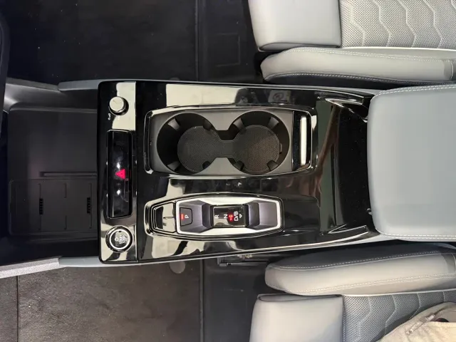 Audi Audi Q6L Sportback e-tron 2025 Pioneer Navigation Edition — Фото автомобиля 14