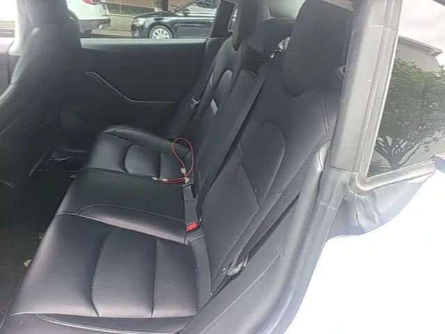 Tesla Model 3 — Фото автомобиля 16