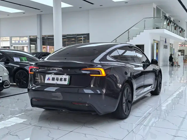 Tesla Model 3 — Фото автомобиля 15