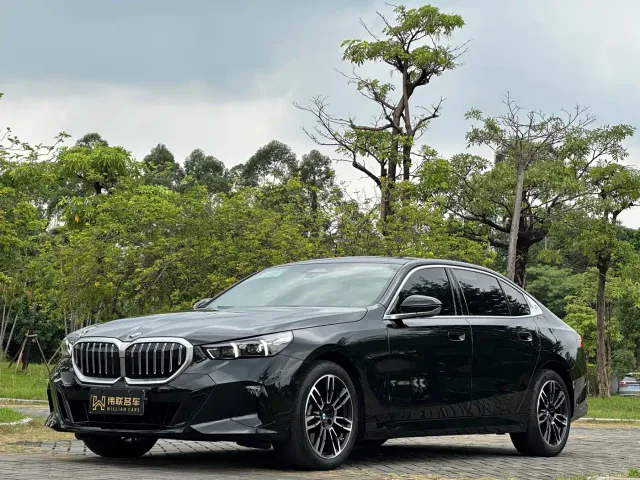 Фотография автомобиля — BMW 5 Series