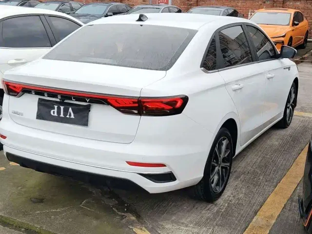 Geely Emgrand — Фото автомобиля 10