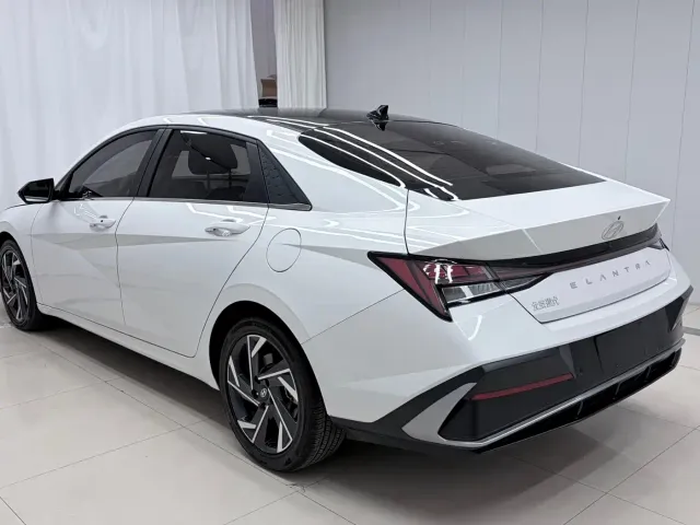 Hyundai Elantra — Фото автомобиля 5