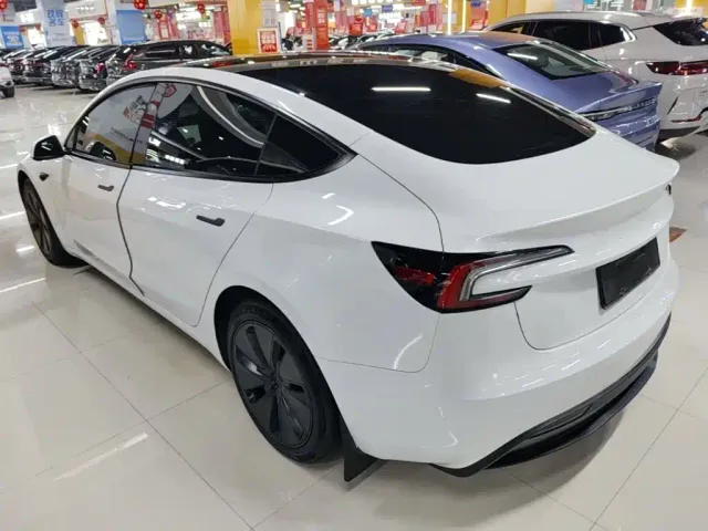 Tesla Model 3 — Фото автомобиля 22