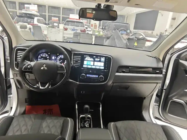 Mitsubishi Outlander — Фото автомобиля 15