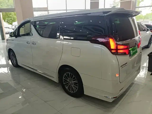 Toyota Alphard — Фото автомобиля 4