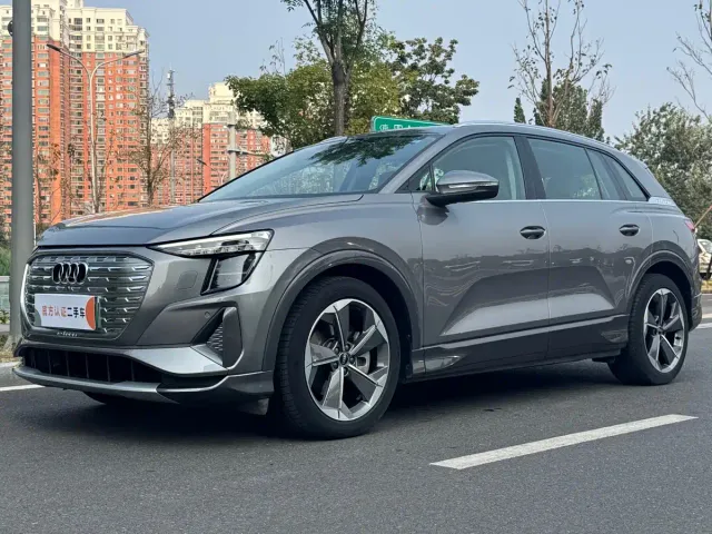 Фотография автомобиля — Audi Q5 e-tron