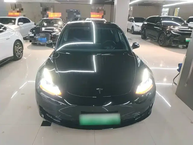Tesla Model 3 — Фото автомобиля 2
