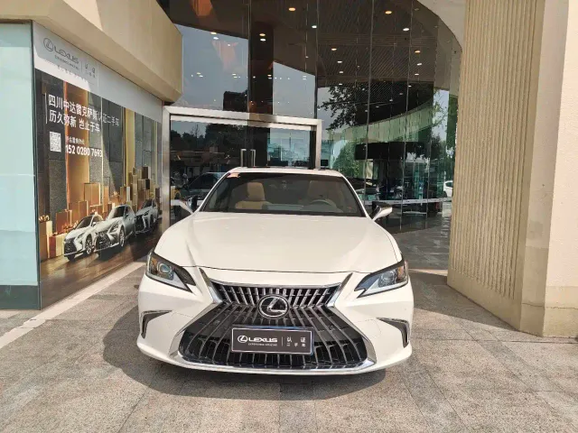 Фотография автомобиля — Lexus ES