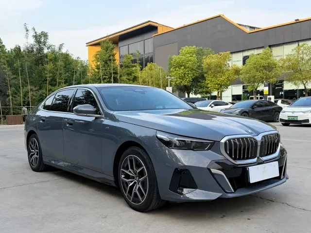 BMW i5 — Фото автомобиля 2