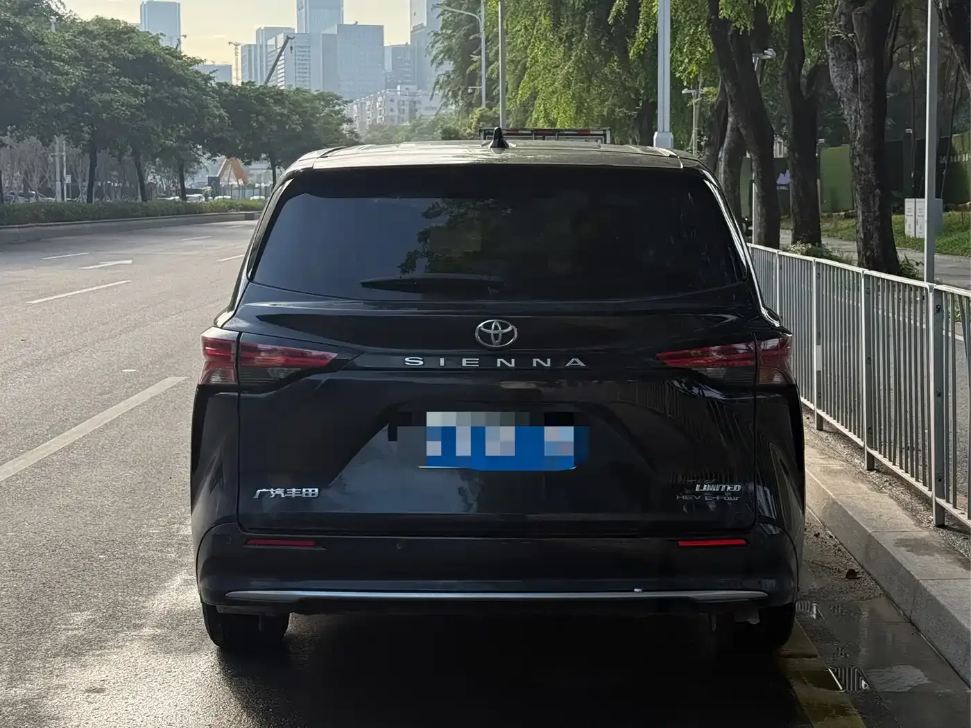 Toyota Toyota Sienna 2024 2.5L Hybrid 4WD Premium Edition — Фото автомобиля 4