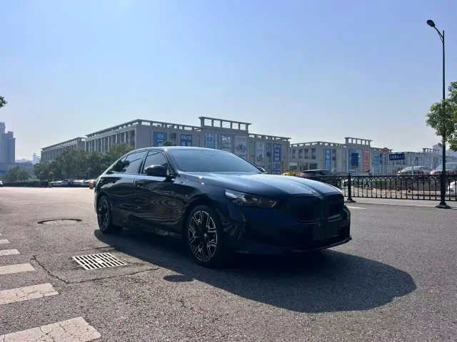 BMW 5 Series — Фото автомобиля 3