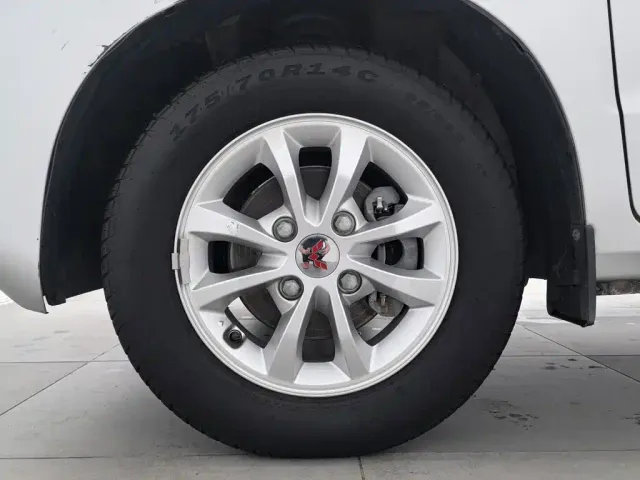 Wuling Hongguang V — Фото автомобиля 17