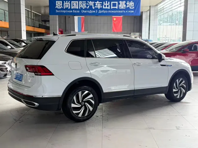 Volkswagen Tiguan L — Фото автомобиля 4