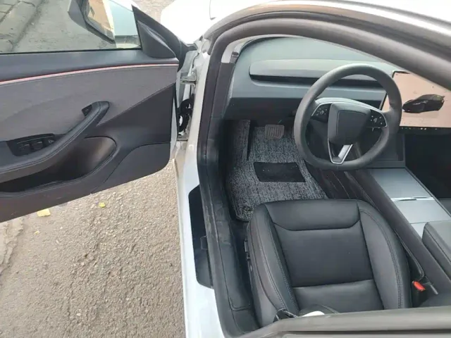 Tesla Model 3 — Фото автомобиля 15