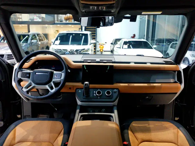 Land Rover Defender — Фото автомобиля 12