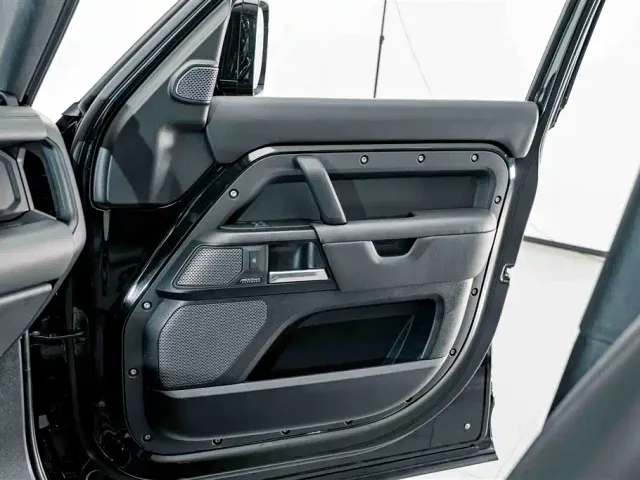 Land Rover Defender — Фото автомобиля 18