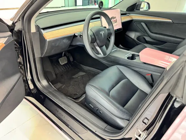 Tesla Model 3 — Фото автомобиля 4