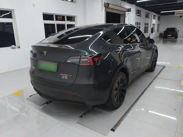 Tesla Model Y — Фото автомобиля 6