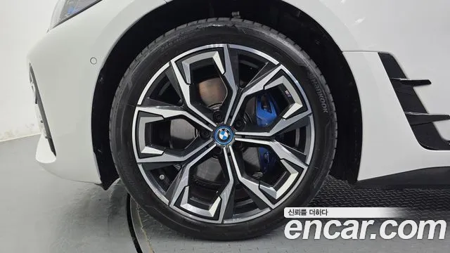 BMW i4 — Фото автомобиля 5