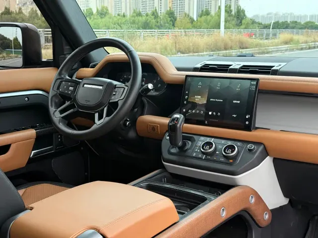 Land Rover Defender — Фото автомобиля 30