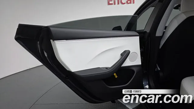 Tesla Model 3 — Фото автомобиля 13