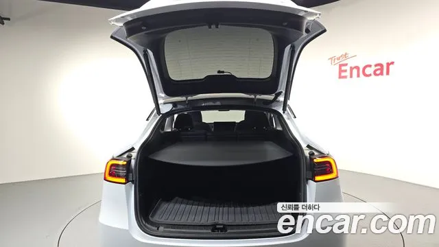 Tesla Model Y — Фото автомобиля 23