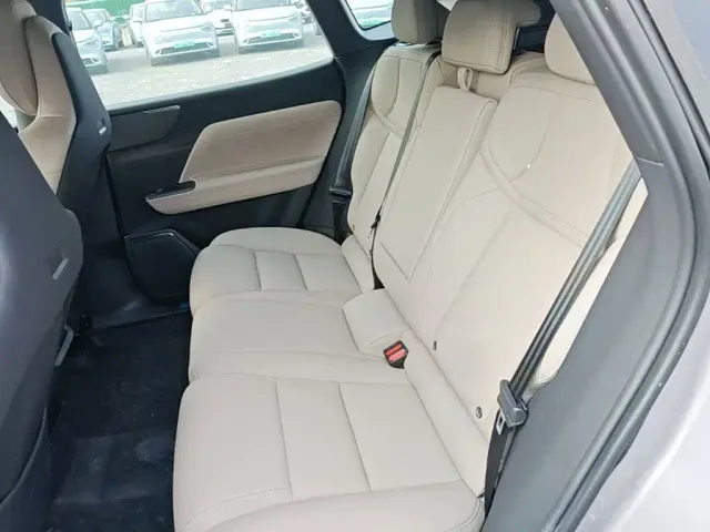 Volvo XC70 Plug-in Hybrid — Фото автомобиля 16