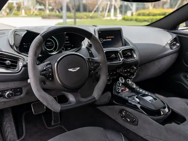 Aston Martin V8 Vantage — Фото автомобиля 11