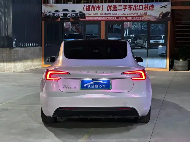 Tesla Model 3 — Фото автомобиля 8