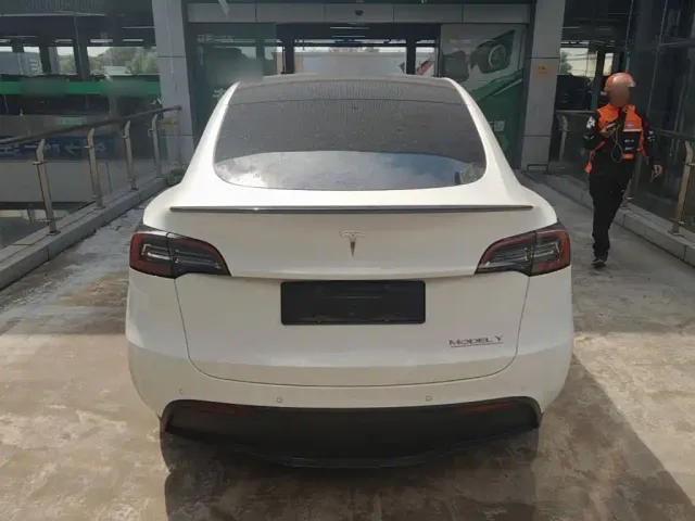Tesla Model Y — Фото автомобиля 5