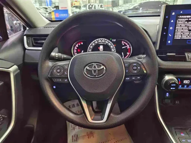 Toyota RAV4 — Фото автомобиля 8