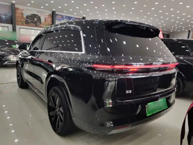 Li Auto L8 — Фото автомобиля 4
