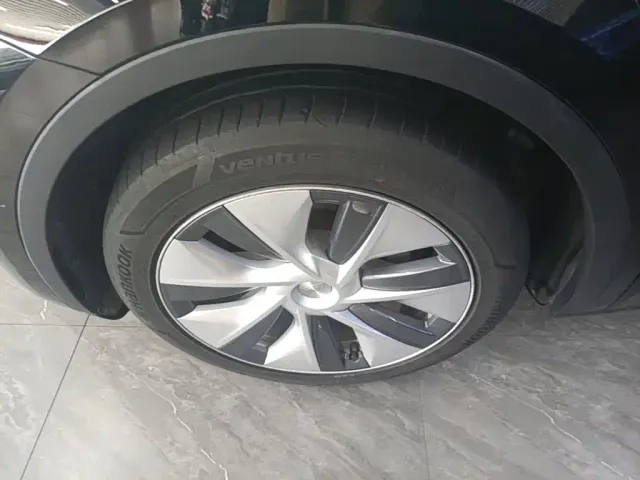 Tesla Model Y — Фото автомобиля 21