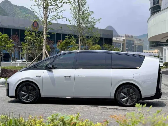 Li Auto MEGA — Фото автомобиля 13