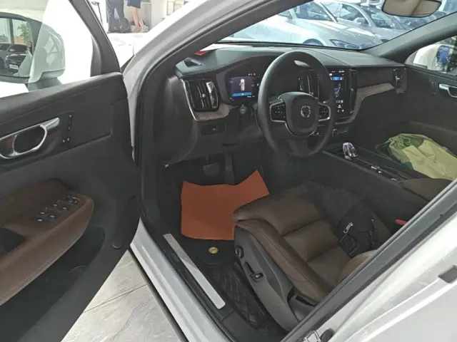 Volvo XC60 — Фото автомобиля 15
