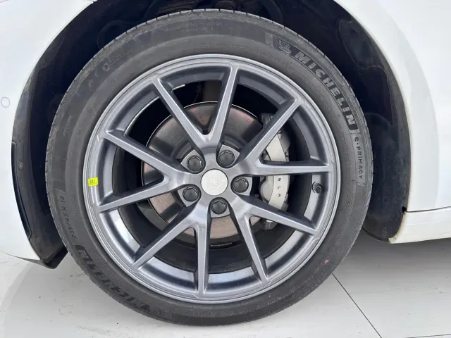Tesla Model 3 — Фото автомобиля 10
