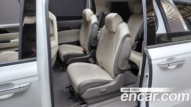 Kia Carnival Generation 4 — Фото автомобиля 16