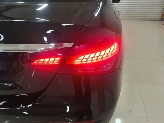 Mercedes-Benz E-Class — Фото автомобиля 24