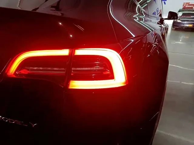 Tesla Model Y — Фото автомобиля 7