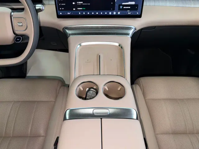 Xpeng X9 — Фото автомобиля 12