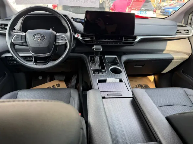 Toyota Sienna — Фото автомобиля 9