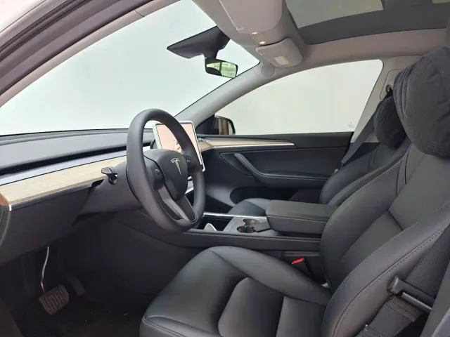 Tesla Model Y — Фото автомобиля 4