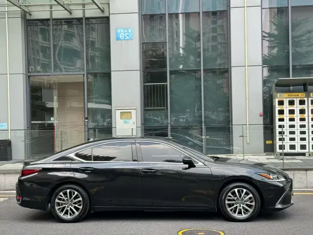 Lexus ES — Фото автомобиля 4