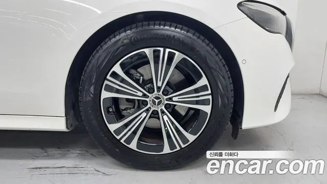Mercedes-Benz E-Class — Фото автомобиля 5